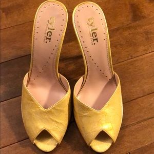 Nearly worn Richard Tyler gold/yellow heels